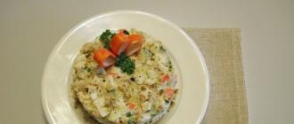 Салат с рыбой и крабовыми палочками – необычное блюдо на столе